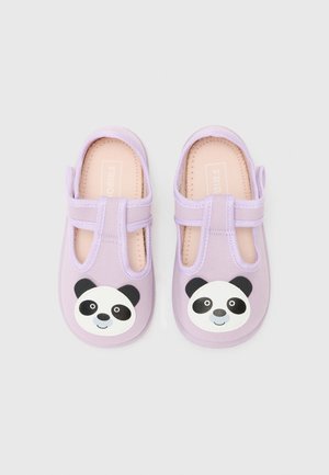 Jasnofioletowe dziecięce buty z motywami twarzy pandy na palcach i regulowanymi paskami na jednolitym tle.