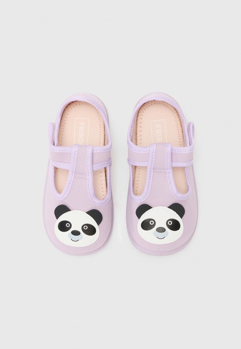 Chaussures enfant violet clair avec des motifs de visage de panda sur les orteils et des sangles ajustables sur un fond uni.