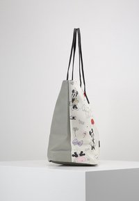 Sac fourre-tout synthétique gris avec des bretelles noires, arborant des dessins animés colorés et des gribouillis, y compris les personnages de Minnie et Mickey Mouse.
