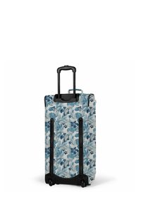 Rollkoffer mit weißem Hintergrund, der blaue tropische Blattmuster zeigt. Schwarze Beschläge und Räder; ausziehbarer Griff für Mobilität.