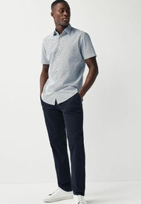 Next OXFORD FIT SHORT SLEEVE REGULAR FIT - Košile - white blue geometric