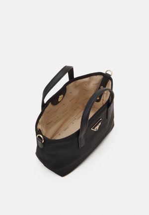 Zwarte handtas met twee handvatten, beige binnenvoering bedrukt met "GUESS" en een driehoekige gouden logodetail aan de buitenkant.
