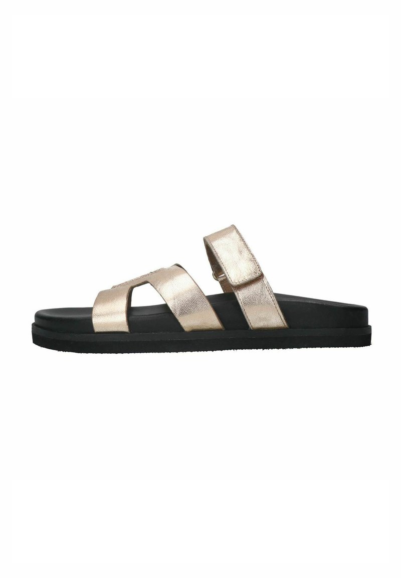 Metalen gouden slide sandalen met twee verstelbare banden, zwarte rubberen zool en een platte ontwerp. Vlekkeloze textuur met een minimalistische stijl.