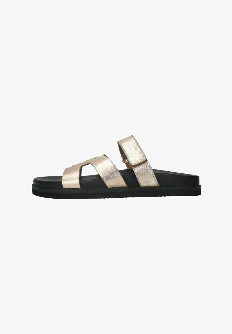 Metalen gouden slide sandalen met twee verstelbare banden, zwarte rubberen zool en een platte ontwerp. Vlekkeloze textuur met een minimalistische stijl.
