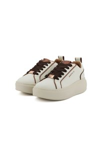 Sneaker platform bianchi con lacci e dettagli marroni, realizzati in morbida pelle e caratterizzati da una punta rotonda, lati testurizzati e piccoli manici.