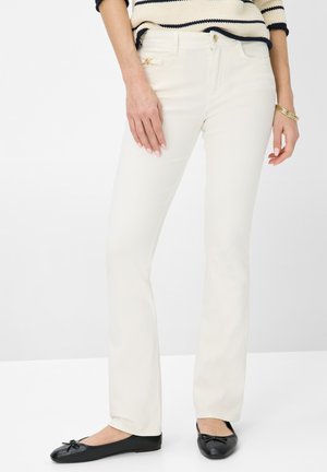 Cremefarvede straight-leg jeans lavet af blødt stof, med en frontlomme med guldbeslag. Båret med sorte balletflade.