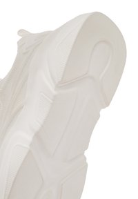 Witte sneaker met een gestructureerde, mesh bovenzijde en rubberen buitenzool. Kenmerkt zich door een uitgesproken looppatroon en een gestroomlijnd ontwerp.