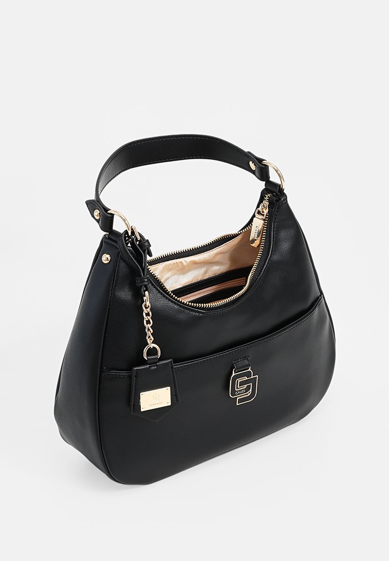 Borsa a tracolla in pelle nera con logo e hardware dorati, chiusura con zip e interno beige. Presenta un accento a catena e una piccola etichetta.