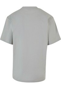 T-shirt gri cu mânecă scurtă, fabricat din bumbac moale. Dispune de un decolteu rotund și o croială dreaptă cu o textură netedă. Nu are grafică sau modele vizibile.