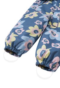 Mono de nieve azul impermeable con grandes patrones de flores coloridas en rosa, amarillo y azul. Cuenta con puños elásticos y lazos de mano integrados.