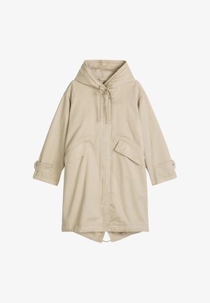 Beżowy płaszcz z kapturem długości do kolan, z przednimi kieszeniami, regulowanym kapturem ze sznurkiem oraz detalami w postaci pasków na mankietach.