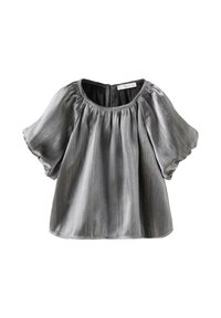 Šedá saténová blůza s kulatým výstřihem, krátkými nabíranými rukávy a volným střihem. Disponuje jemnými vertikálními vzory a hladkým texturem.