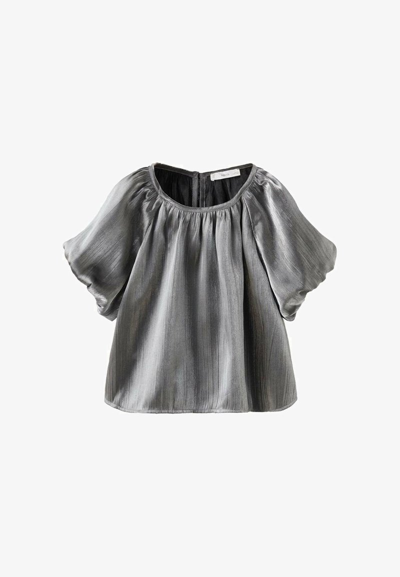Blusa di raso grigia con scollatura rotonda, maniche a palloncino corte e vestibilità fluida. Presenta sottili motivi verticali e una texture liscia.