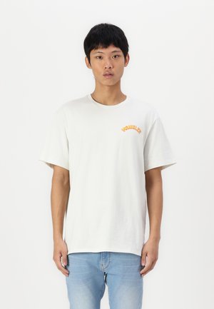 T-shirt di cotone grigio chiaro con maniche corte e scollatura rotonda. Include il logo ricamato "WRANGLER" in arancione sul lato sinistro del petto.