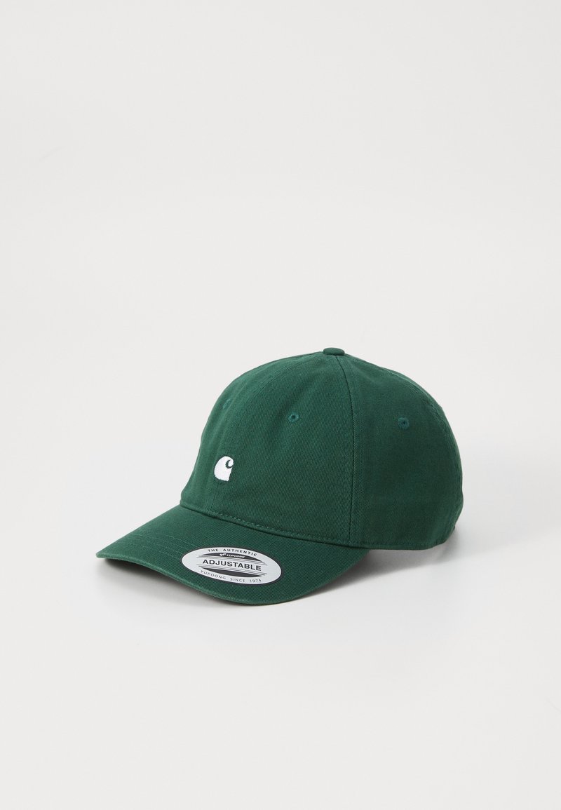Cappellino da baseball in cotone verde, con cinturino regolabile, visiera curva, presenta un piccolo logo bianco sulla parte anteriore, tessuto semplice e texturizzato.
