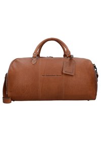 Braune Leder-Reisetasche mit doppelten Griffen, abnehmbarem Schultergurt, silbernem Zubehör und geprägt Logo. Glatte, strukturierte Oberfläche mit einem Gepäckanhänger.