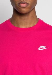 Nike Sportswear CLUB TEE - T-shirt básica - rush pink