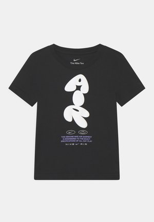 Czarna koszulka Nike z abstrakcyjną białą grafiką "AIR" i tekstem podkreślającym jakość odzieży Nike Air na cały dzień zabawy.