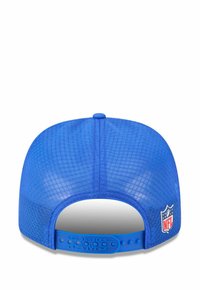 Blaues Sportcap mit Netzrücken, ausgestattet mit "LOS ANGELES RAMS" eingeprägt auf dem verstellbaren Riemen und einem NFL-Logo an der Seite.