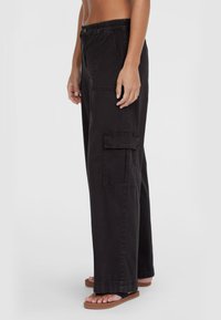 Zwarte cargobroek van duurzaam materiaal, met een relaxed fit, elastische tailleband, zijzakken en één cargozak.
