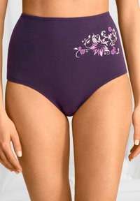 Mutandine in cotone viola a vita alta con ricami floreali in rosa e bianco sul lato sinistro. Texture liscia, vita elastica.