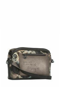 Crosbody-Tasche aus einer Mischung von braunem und gemustertem Stoff. Verfügt über eine vordere Reißverschlusstasche mit der Aufschrift "Du bist gemacht aus" und einem abnehmbaren Tragegurt.