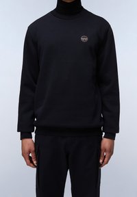 Czarny sweatshirt z okrągłym dekoltem, długimi rękawami, ściągaczami przy mankietach i na dolnym brzegu. Posiada małe, okrągłe logo na wysokości klatki piersiowej.