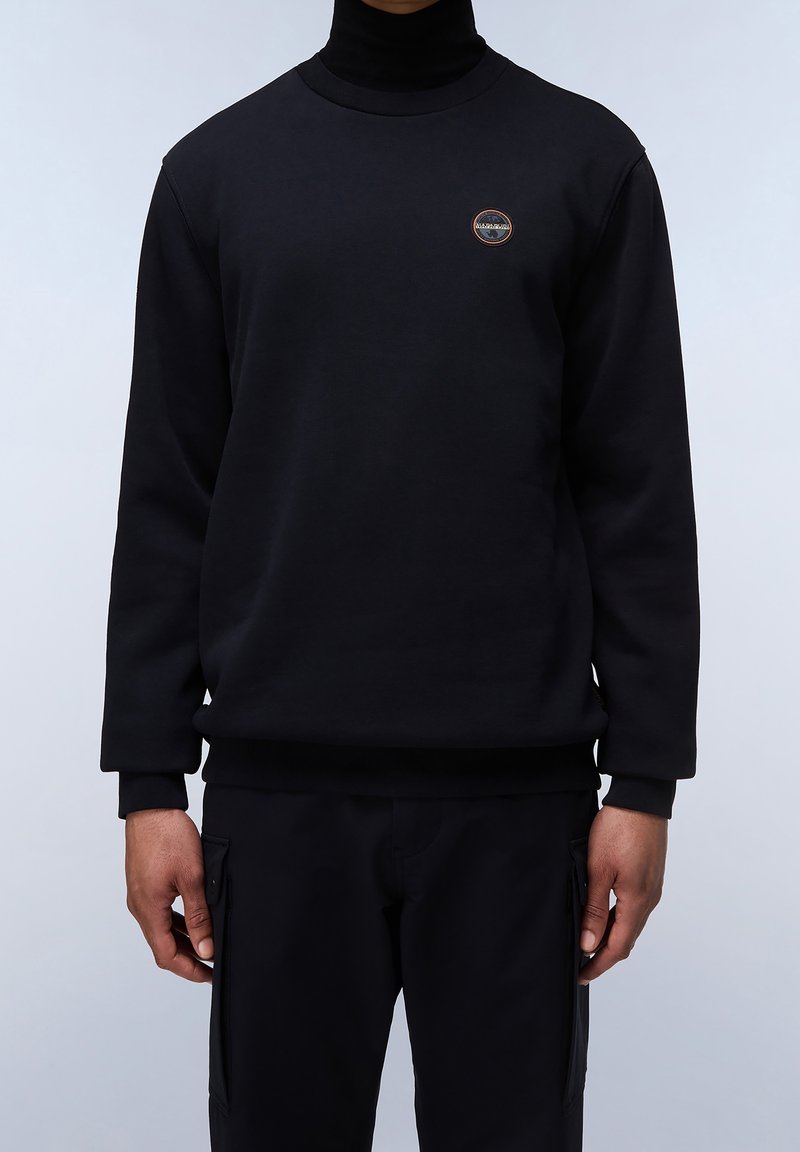 Czarny sweatshirt z okrągłym dekoltem, długimi rękawami, ściągaczami przy mankietach i na dolnym brzegu. Posiada małe, okrągłe logo na wysokości klatki piersiowej.