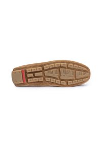 Sole di scarpa in suede marrone con fondo in gomma testurizzata. Presenta scanalature flessibili e un accento rosso vicino al tallone per una migliore aderenza e comfort.