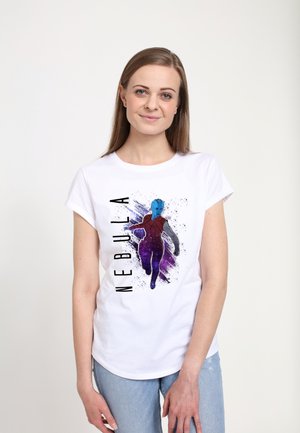Hvid bomulds t-shirt med grafik af en blå-hudret figur i en rød og lilla dragt, med ordet "NEBULA" trykt ved siden af.