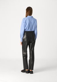 Rouge Edit VILALA TROUSER - Lederhose - meteorite
