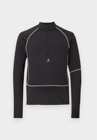 Svart langermet topp med høy krage og halv glidelås. Har kontrasterende sølvsting og en tettsittende design. Laget av et glatt, lett stoff.
