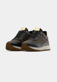 Μαύρα αθλητικά παπούτσια με χρυσές λεπτομέρειες, διάτρητο σχέδιο, δερμάτινο υλικό, επίπεδα κορδόνια, υφή στην σόλα και κοντράστ καφέ καουτσούκ εξωτερική σόλα.