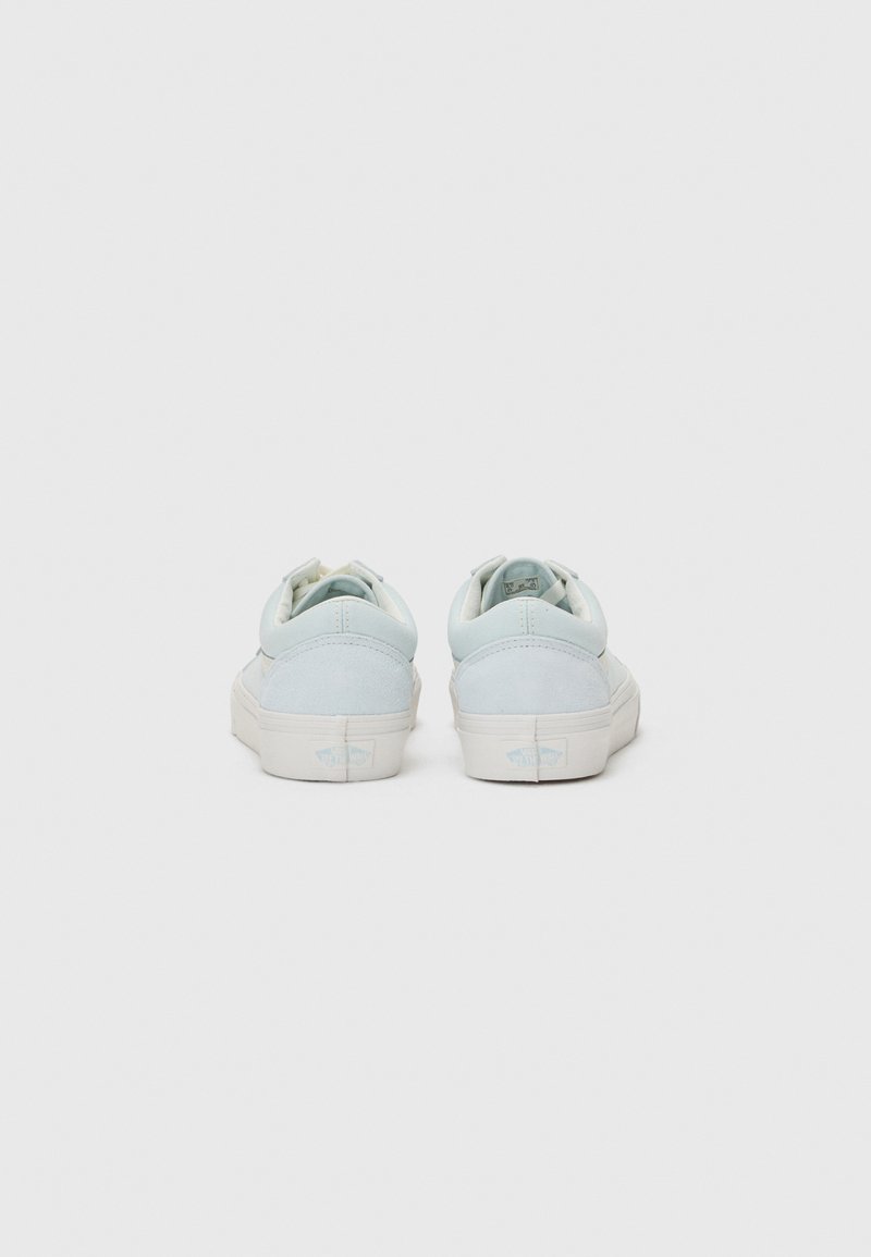 Zapatillas de ante azul claro con suelas de goma blanca, que presentan partes traseras redondeadas, cordones y una marca en el talón.