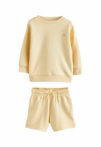 Conjunto de ropa cómoda de algodón amarillo que incluye una sudadera de manga larga con puños acanalados y pantalones cortos a juego con cintura elástica y cordón ajustable.