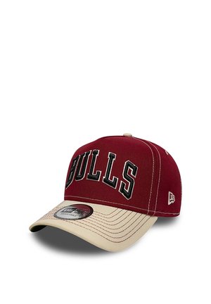 Gorra de béisbol granate y beige con el texto "BULLS" en la parte delantera y correa ajustable, mostrada sobre un fondo blanco.