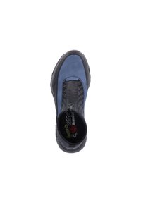 Blaue Wildlederschlüpfschuhe mit einem schwarzen elastischen Seitenpanel und einer strukturierten Gummisohle. Das Innere verfügt über einen Logodruck auf einer gepolsterten Innensohle.