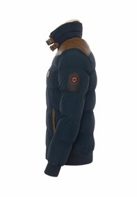 Giacca imbottita blu navy con dettagli in pelle marrone, colletto alto, tasche con zip e una toppa con il marchio sul braccio. Design texturizzato e isolato.
