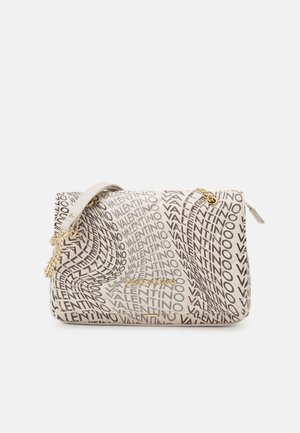 Borsa Valentino in crema con motivo a logo marrone ripetuto, tracolla a catena, hardware dorato, chiusura a pattina e forma leggermente strutturata.
