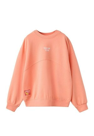 Sweatshirt corail clair à col rond avec manches longues, petit texte blanc "PRODUCTS FROM THE ISLAND" sur la poitrine, et écusson rouge près de l'ourlet.