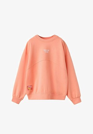 Sweatshirt corail clair à col rond avec manches longues, petit texte blanc "PRODUCTS FROM THE ISLAND" sur la poitrine, et écusson rouge près de l'ourlet.