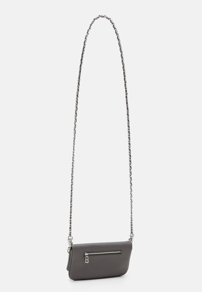 Sac en cuir gris en bandoulière au design épuré, orné d'une bandoulière en chaîne argentée et d'une poche zippée à l'avant pour un rangement sécurisé.