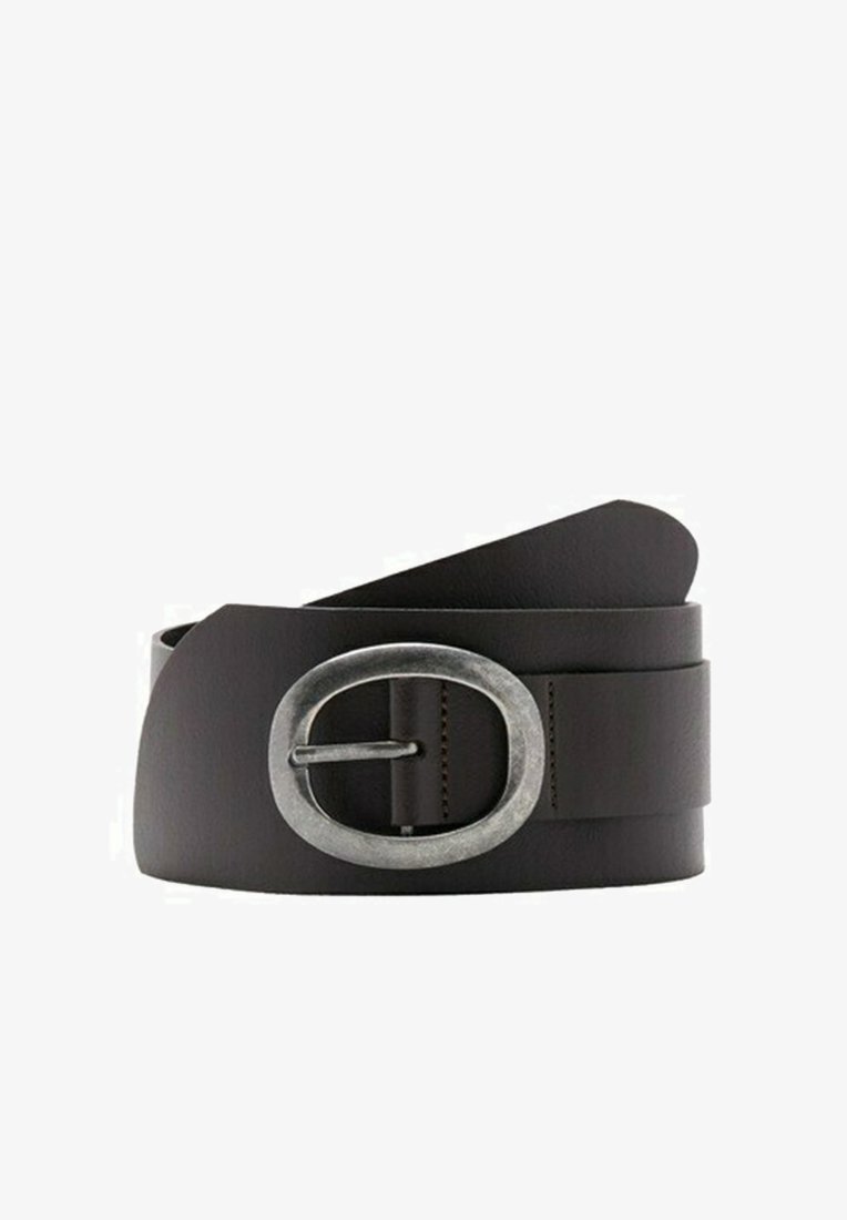 Ceinture en cuir brun foncé avec une boucle en métal argenté arrondie, enroulée sur fond blanc.