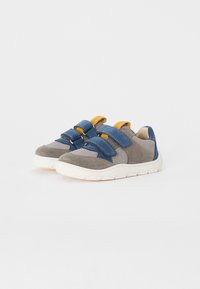 Graue und blaue Turnschuhe mit einem Obermaterial aus Wildleder und Stoff, ausgestattet mit zwei blauen Klettverschlüssen und einer weißen Gummisohle.