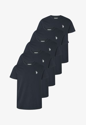 Granatowe, miękkie t-shirty z okrągłym dekoltem, z małym białym logo na lewej piersi. Pięć koszulek ułożonych w rzędzie.