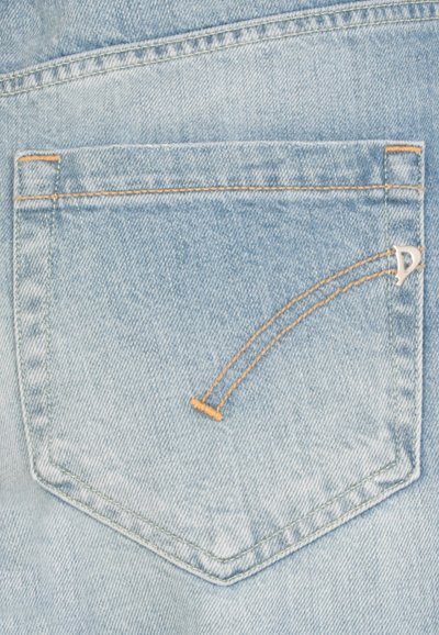 Jeans di jeans blu chiaro con tasca posteriore, caratterizzati da cuciture arancioni e una targhetta metallica argento. Texture liscia con un leggero effetto sbiadito.