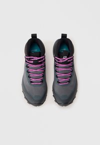 Ein Paar grau-schwarze Wanderschuhe mit lila Schnürsenkeln und blauen Einlegesohlen, von oben auf einem weißen Hintergrund gesehen.