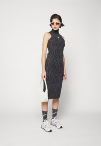 adidas Originals ALLOVER ZEBRA - Laisvo kirpimo suknelė - carbon/black