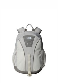 Zaino grigio con due tasche laterali in rete, una tasca frontale con zip e spallacci imbottiti e regolabili. Presenta il logo su un pannello testurizzato grigio.