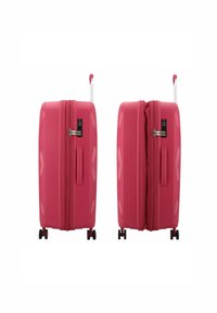 Valigia rigida rosa con finitura liscia, due ruote, manico estensibile, doppia cerniera e lucchetto TSA integrato, mostrando viste frontale e posteriore.